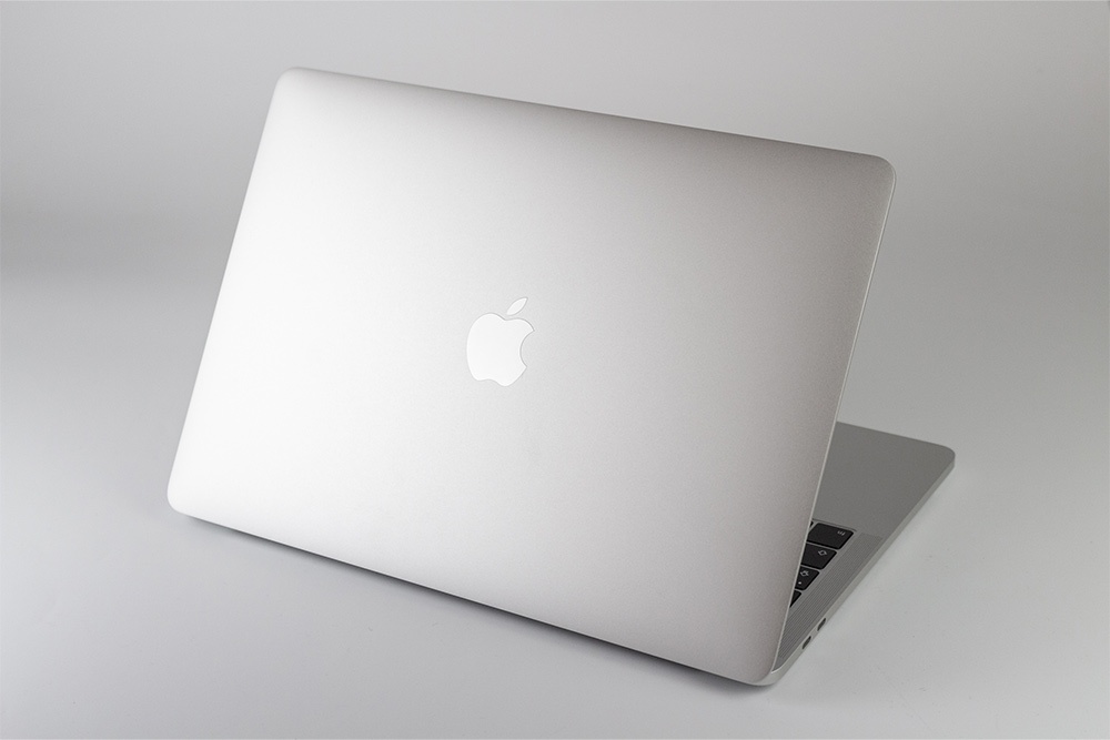 Exempel på MacBook i Grade A, bild 1 av 5, som visar produktens kosmetiska skick