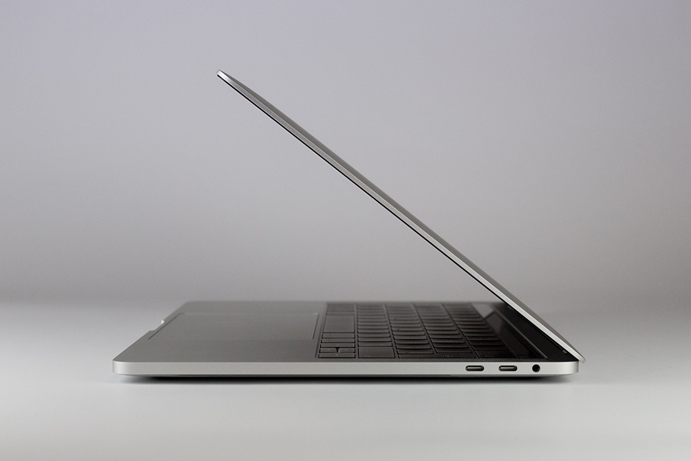 Exempel på MacBook i Grade A, bild 2 av 5, som visar produktens kosmetiska skick