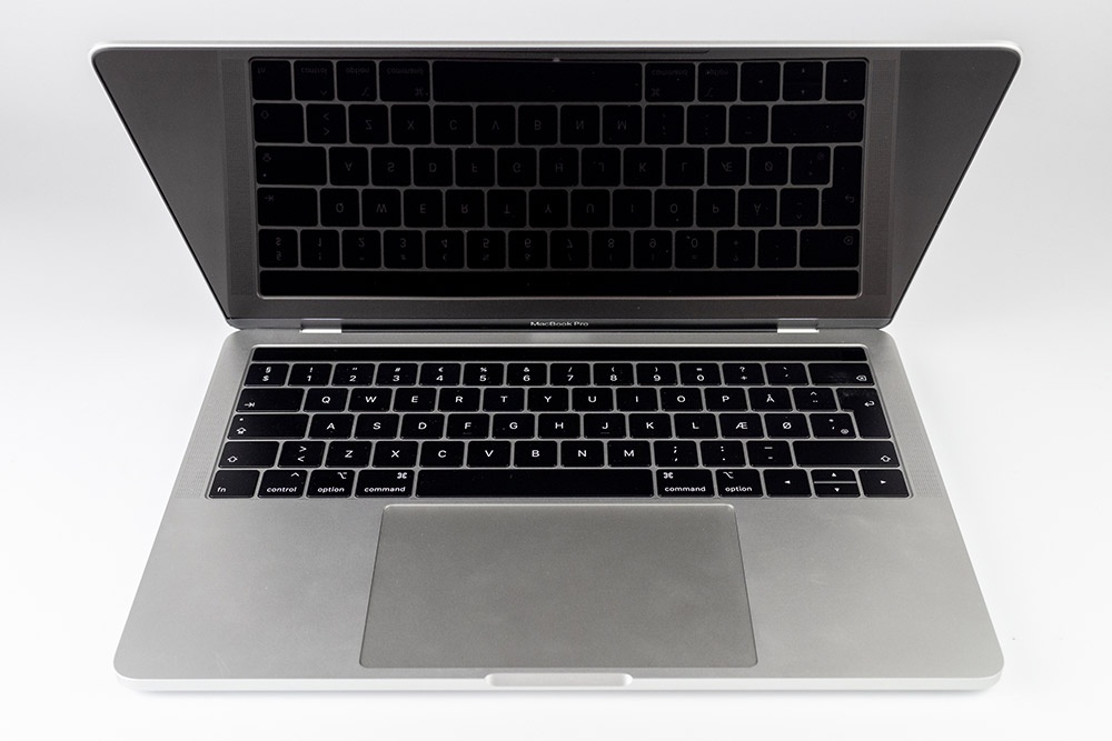 Exempel på MacBook i Grade A, bild 4 av 5, som visar produktens kosmetiska skick