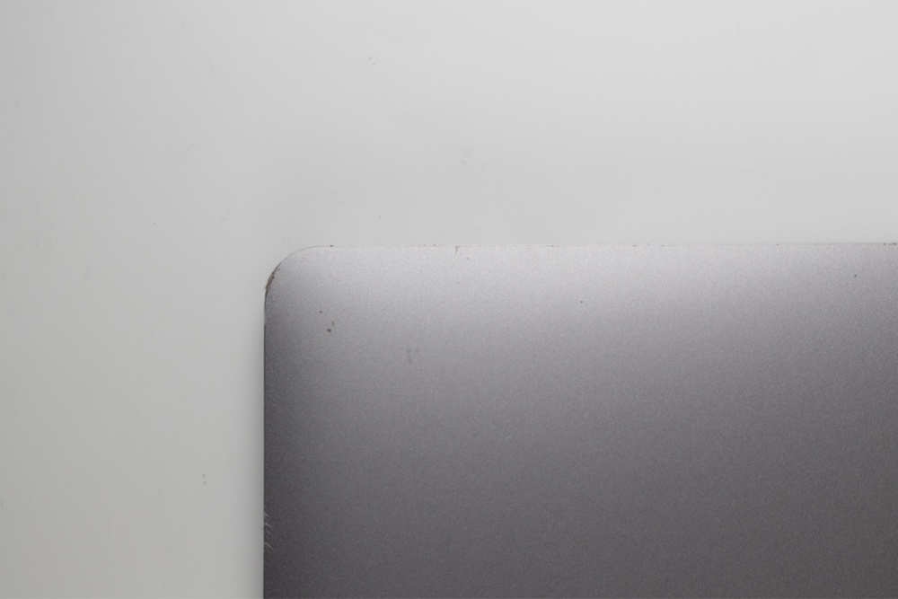 Exempel på MacBook i Grade B, bild 3 av 7, som visar produktens kosmetiska skick