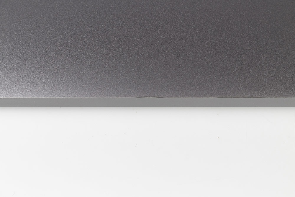 Exempel på MacBook i Grade B, bild 4 av 7, som visar produktens kosmetiska skick