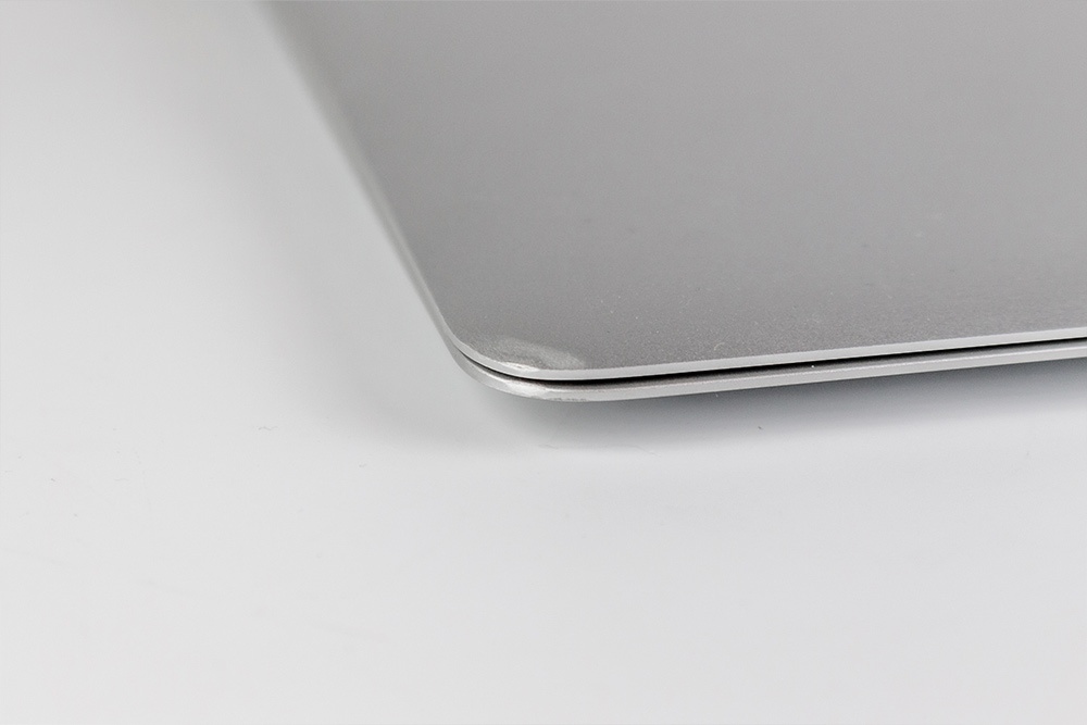 Exempel på MacBook i Grade B, bild 6 av 7, som visar produktens kosmetiska skick
