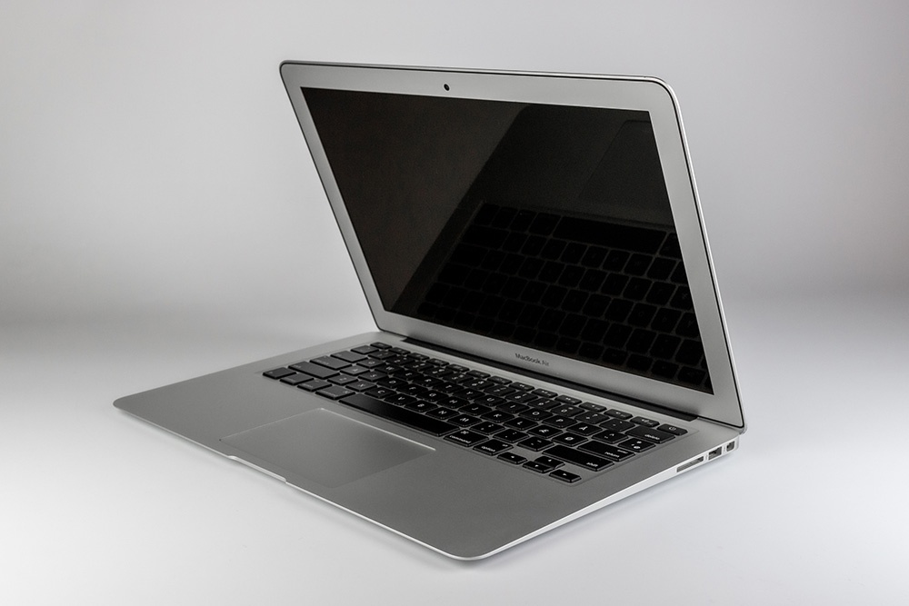 Exempel på MacBook i Grade B, bild 2 av 7, som visar produktens kosmetiska skick