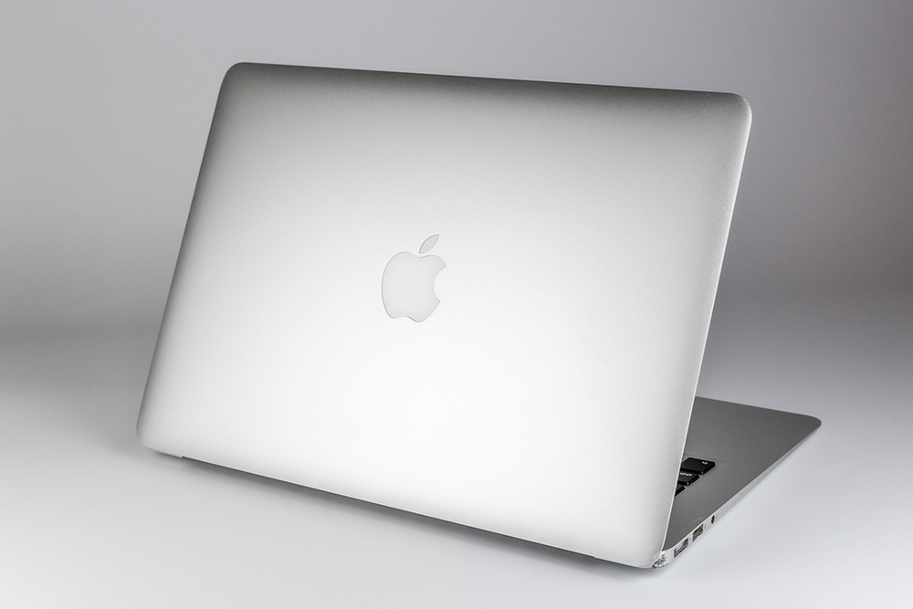 Exempel på MacBook i Grade B, bild 7 av 7, som visar produktens kosmetiska skick