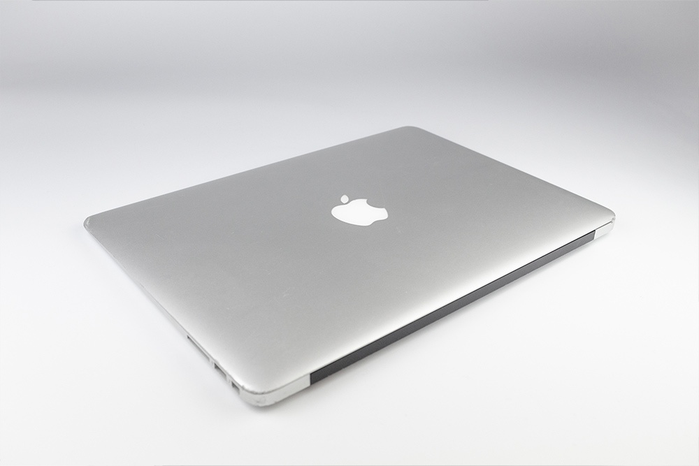 Exempel på MacBook i Grade C, bild 1 av 12, som visar produktens kosmetiska skick