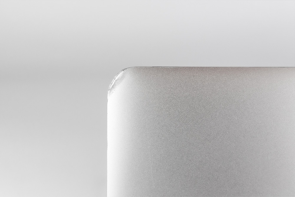 Exempel på MacBook i Grade C, bild 10 av 12, som visar produktens kosmetiska skick