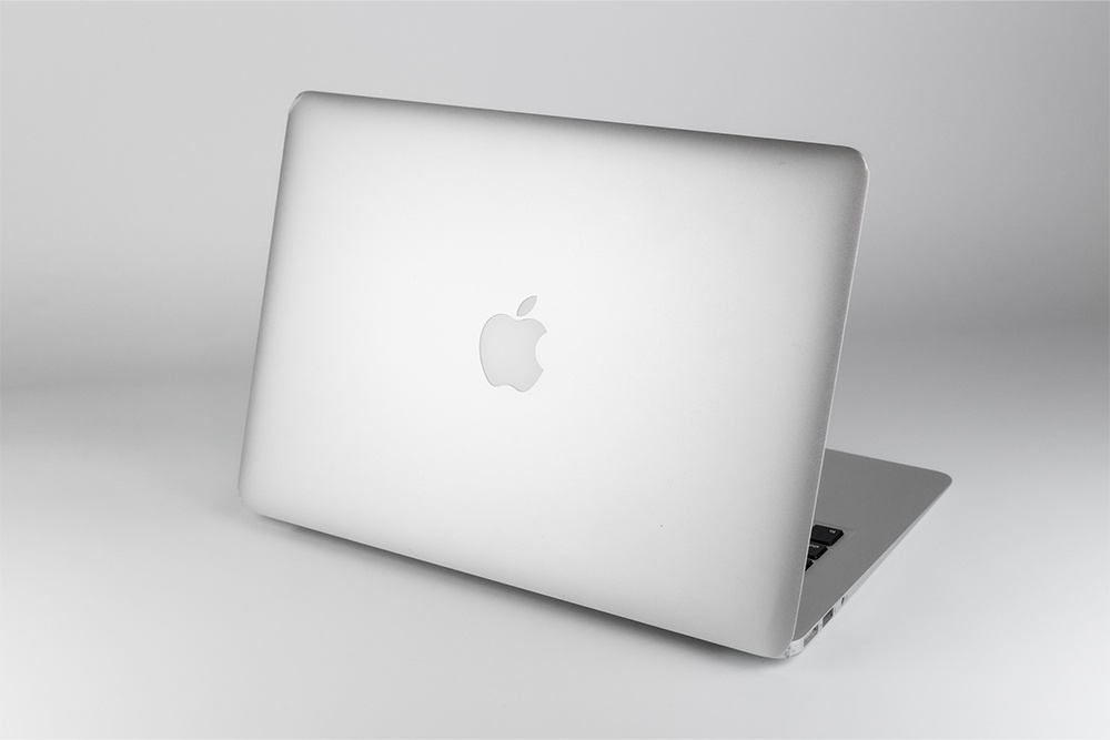 Exempel på MacBook i Grade C, bild 11 av 12, som visar produktens kosmetiska skick