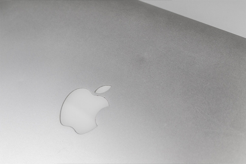 Exempel på MacBook i Grade C, bild 2 av 12, som visar produktens kosmetiska skick