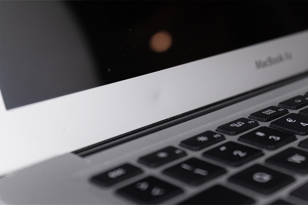 Exempel på MacBook i Grade C, bild 5 av 12, som visar produktens kosmetiska skick