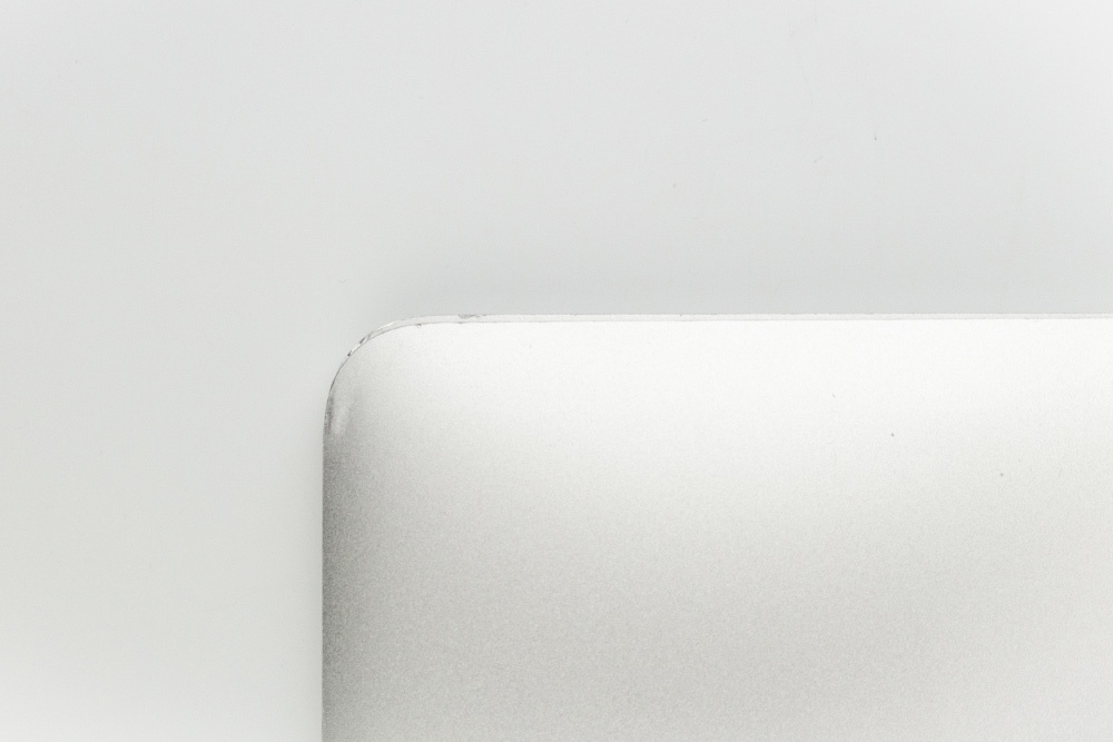 Exempel på MacBook i Grade C, bild 7 av 12, som visar produktens kosmetiska skick