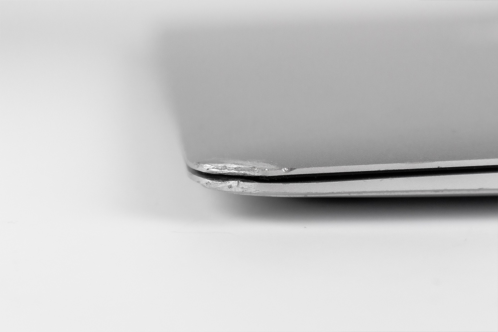 Exempel på MacBook i Grade C, bild 8 av 12, som visar produktens kosmetiska skick
