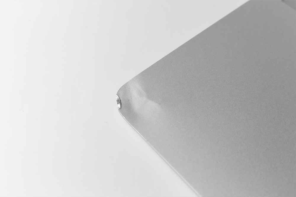 Exempel på MacBook i Grade C, bild 9 av 12, som visar produktens kosmetiska skick